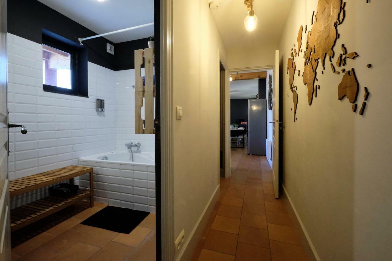 Mélina - appartement dans les remparts de la Bastide avec parking et terrasse Carcassonne Extérieur photo